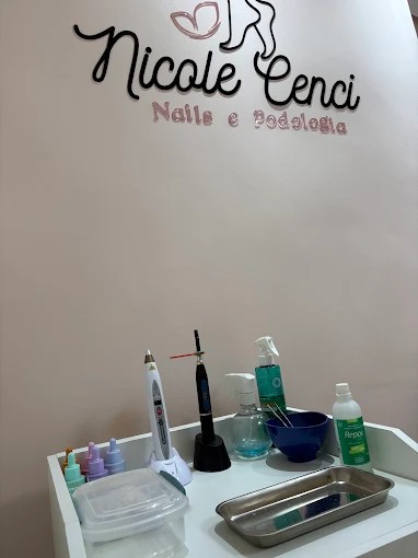 Logo Nicole Cenci Nails e Podologia na parede, sobre o carrinho com os instrumentos de podologia